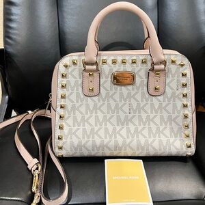 Sale🎉 Michael Kors Purse. Like New.